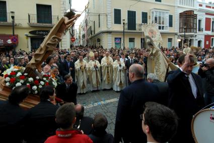 El momento álgido en Maó se produjo con las tres inclinaciones entre Jesús Resucitado y la Virgen