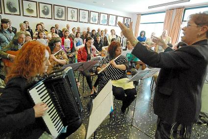 La coral de Sant Lluís ha cantado este domingo en diversos lugares del municipio, como el ayuntamiento