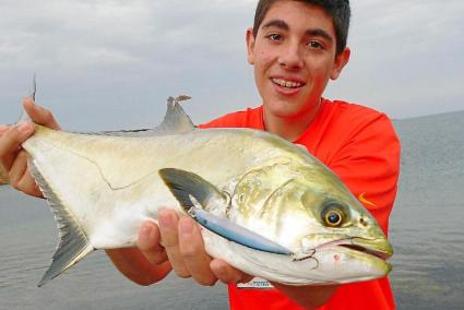 El joven pescador mostrando un Palometón