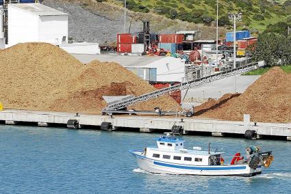 El material extraído de las zonas boscosas, formando dunas en el muelle del Cós Nou de Maó, a la espera de ser transportado