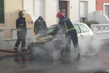 El fuego ha afectado a la parte motor del vehículo