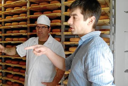 El chef Jonathan Cichon, en una visita a uno de los productores y curadores de la Isla