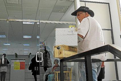 El vecino de Ciutadella, ayer en el momento en el que entraba en la oficina de recaudación