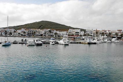 El pueblo marinero de Fornells reúne numerosas viviendas típicas para el alquiler turístico.