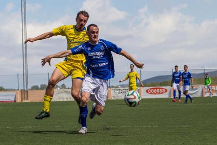 Mala pata, el central del Penya Ciutadella, David Fullana, fue el protagonista involuntario del primer gol del San Rafael tras u