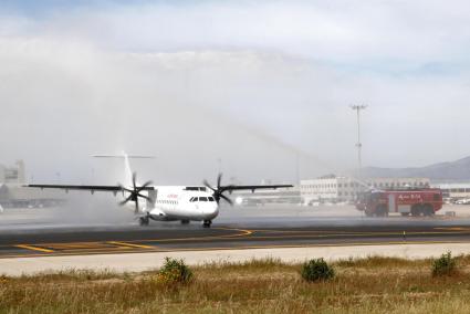 El avión que ha volado hacia Eivissa ha recibido el bautizo por parte de los bomberos de Son Sant Joan