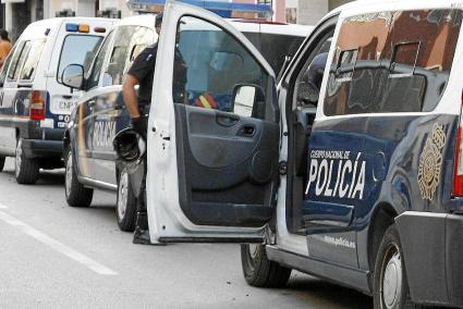 Coches y furgones de la Policía Nacional para garantizar la seguridad preventiva en un acto celebrado en Menorca