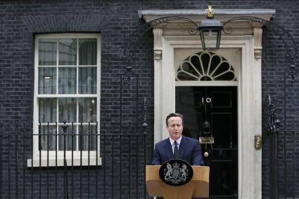 El primer ministro David Cameron se dirige a los medios de comunicación desde su residencia en el número 10 de Downing Street después de haber ganada las elecciones por mayoría absoluta