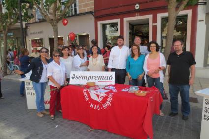 Los candidatos socialistas en una mesa electoral instalada en Maó.