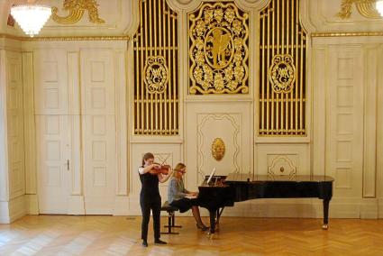 La joven menorquina, en una audición en la Wiener Saal de la International Stiftung Mozarteum, antiguo edificio de su universida