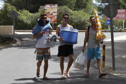 Un grupo de jóvenes se va a la playa, este miércoles, en Arenal den Castell