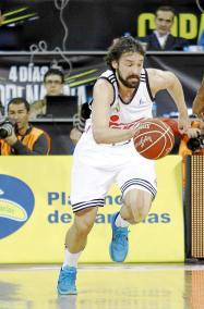 El base mahonés del Real Madrid, Sergio Llull, bota el balón