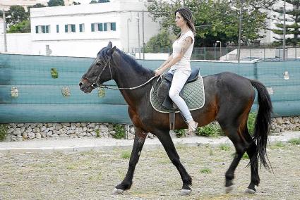 Sara con su caballo, de 20 años de edad y para el que ha alquilado una tanca en Maó.