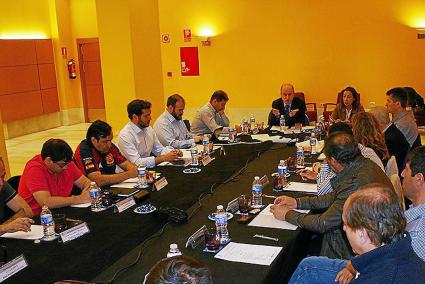 Entente en Madrid. La reunión celebrada en las instalaciones del Hotel Tryp Chamartín estuvo encabezada por el presidente de la RFEVB, Agustín Martín y contó con la participación de los clubes de SFV. Para el CVC estuvo la directiva Lourdes Llorens a la derecha, en el centro