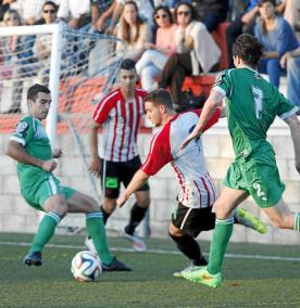 Xiscu fue otra vez un incordio para la defensa del Gernika y el autor del gol del Mercadal