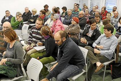 Imagen de una asamblea de Més per Menorca, única «soberana» para decidir acerca del futuro pacto insular.