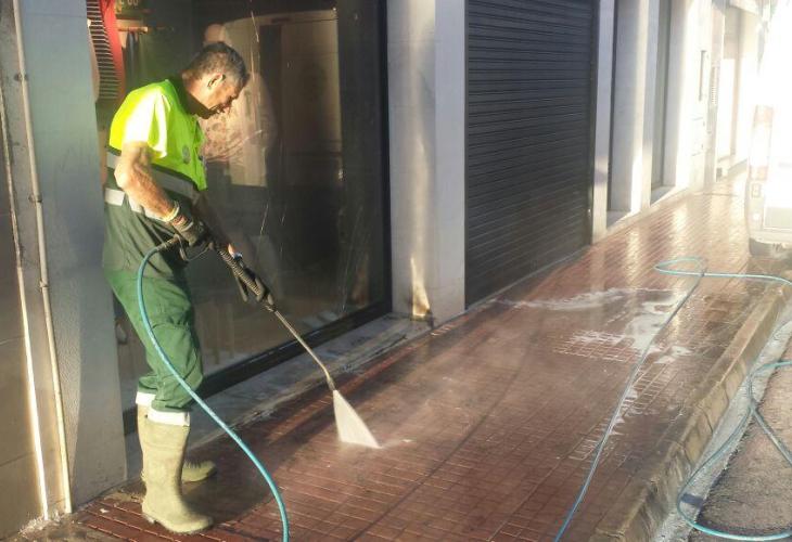 Los agentes han procedido a apagarlo con un extintor y cuando ha llegado la dotación de bomberos ha concluido la operación refre