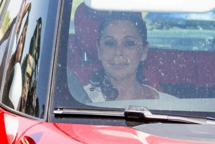 La cantante Isabel Pantoja dentro del coche de camino al Centro Penitenciario de Mujeres de Alcalá de Guadaira (Sevilla).