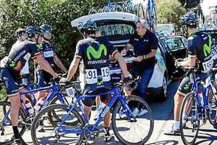 Carbonell, aleccionando a Torres y al resto de compañeros. l