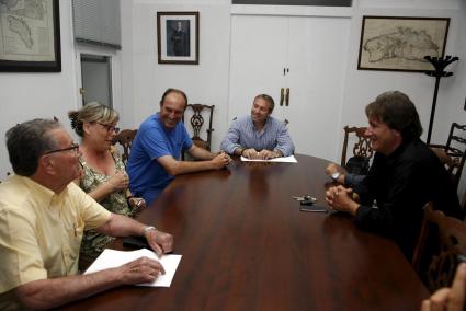 Menorca Es Castell Ayuntamiento reunion grupo PP y Pipara pacto