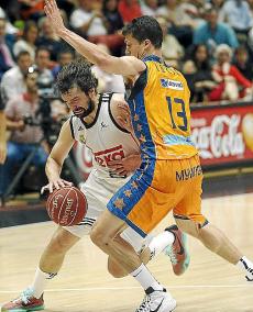 Llull, defendido por Lucic.