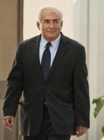 El ex director del Fondo Monetario Internacional, Dominique Strauss-Kahn, saliendo de la comisaría en una imagen de archivo.