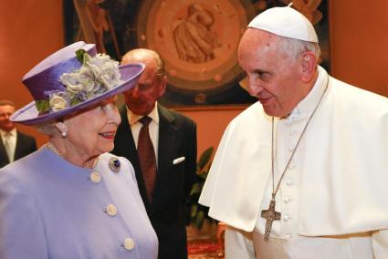 ISABEL II VISITA AL PAPA EN SU CUARTO VIAJE OFICIAL AL VATICANO