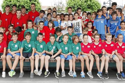 Posado de la familia de jugadores en el acto