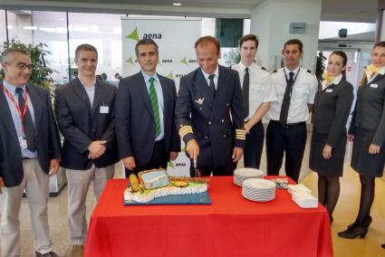 Representantes de Vueling y del aeropuerto han obsequiado con una tarta a los pasajeros del primer vuelo llegado de Málaga