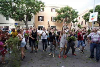 Unes 200 persones agafaven el julivert que es tirava des del balcó del Casino Nou