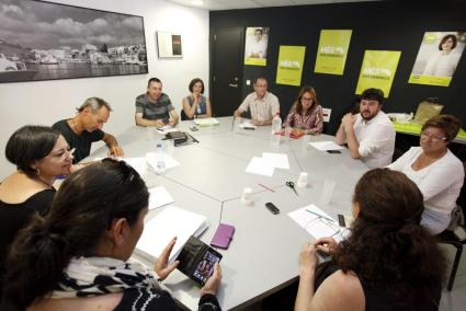 Imagen de la reunión celebrada este jueves en el local del PSM de Ciutadella