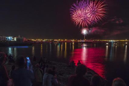 El espectáculo de fuegos artificiales comenzó en torno a las 23 horas para poner broche final a Sant Joan