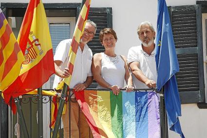 La alcaldesa, Montse Morlà, junto a los concejales Remi Lora y Joan Pons Sintes, el pasado viernes, en el balcón del ayuntamient