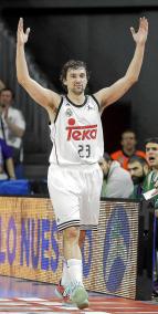 Llull saluda a la grada del Palacio durante un partido