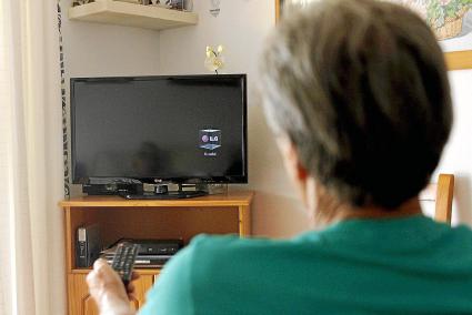 Un vecino de la urbanización de Cala en Bosc, ayer en su casa y con la televisión sin señal