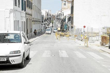 Una vista del tramo de calle que queda por arreglar, donde también se construye un supermercado