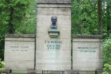 Imagen de la tumba de Murnau, antes de ser profanada