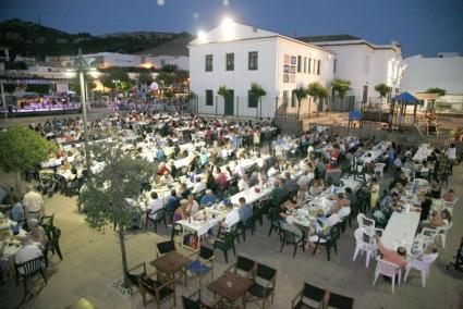 Los mercadelencs cogieron un año más fuerzas de cara a las fiestas patronales compartiendo una cena al aire libre