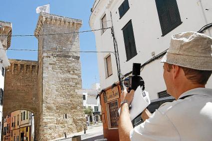 La agrupación de electores apunta que los mástiles de la enseña dañaban el marés de la muralla