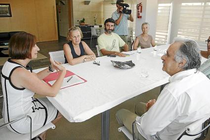 La presidenta del Consell, ayer con varios representantes de la plataforma ciudadana