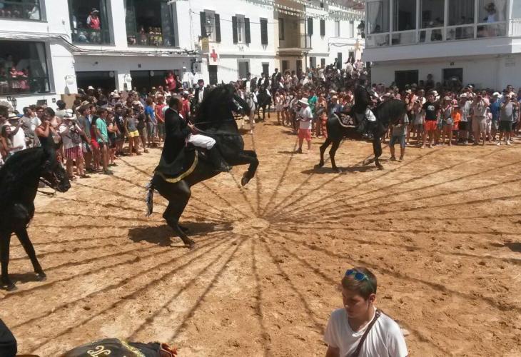 Els cavalls han passat per la plaça abans de començar el jaleo