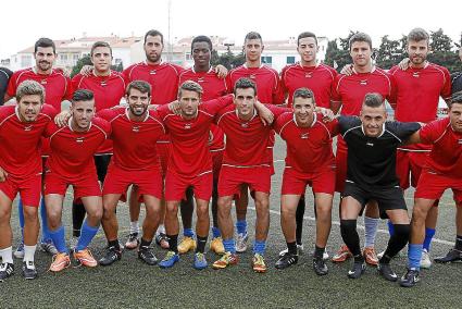 Formación de esta pretemporada del CE Mercadal, en su primer día en Sant Martí.