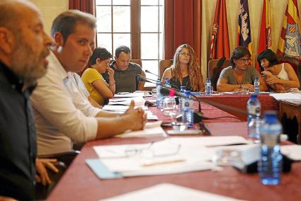 Joan Triay, junto a los concejales del Partido Popular y la alcaldesa Joana Gomila, al fondo