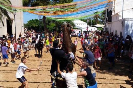 Jaleo en la plaza de Sant Gaietà, animado por la Banda de Música de Maó