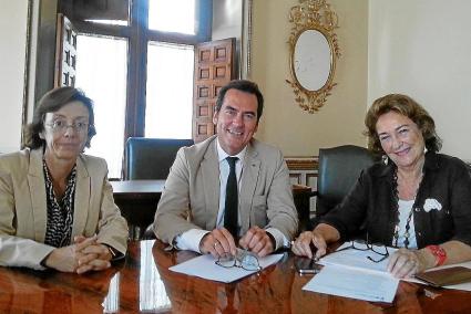 La senadora comprometió en 2013 al subdirector general de Museos a financiar la climatización del Museu de Menorca