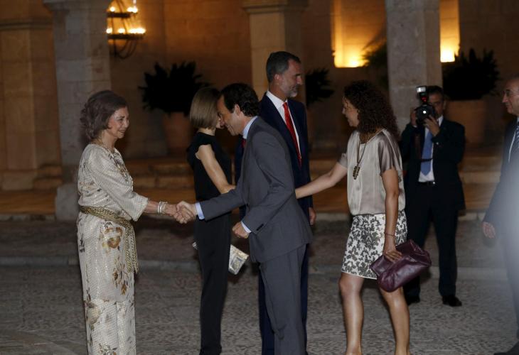 El conseller de Presidència, Marc Pons, saluda a la reina Sofía al Palau de l’Almudaina