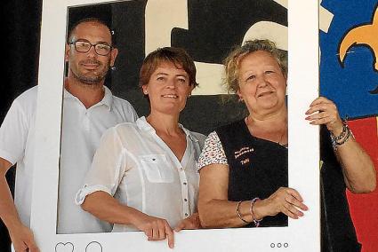 Rosendo Pons (CEE), Montse Morlà (alcaldesa) y Toñi Lozano (comerciante)