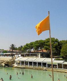 Los socorristas izaron la bandera naranja en varias playas de Ciutadella durante este fin de semana.