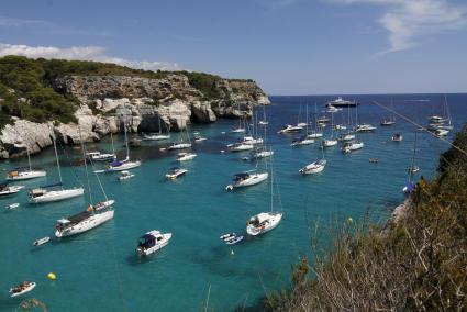 Menorca Ciutadella Cala Macarella playa turistas gente mucha embarcac