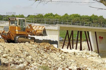 El material que se extrae de la construcción de la rotonda de la entrada a Alaior se reubica en otras donde se ha levantado ya l